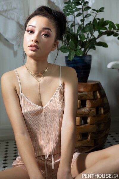 Tall teenage stunner Scarlett Bloom puts makeup on, strips and takes a bath